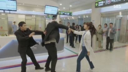'닥터스' 조폭 혼자 때려잡는 의사 박신혜…네티즌 반응 '무리수' vs '멋있다'