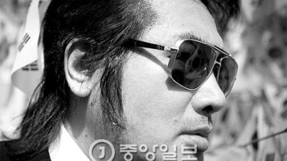 [권혁재 사진전문기자의 Behind & Beyond] 현충원서 “의~리” 외친 배우 김보성