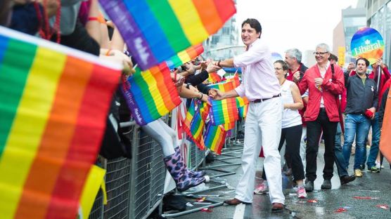 사상 최초로 동성애 축제 맨 앞자리에 선 캐나다 총리