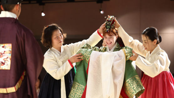 “처음 입어보는 한복, 너무 예뻐요” 서울여대, 바롬국제프로그램(BIP)에서 외국학생·교수 한복 입기 체험