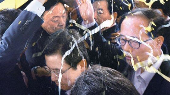 [사진] 황 총리, 사드 설명하러 갔다 계란·물세례