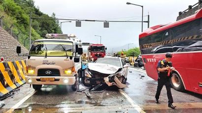 영동고속도로 6중 추돌로 20대 여성 4명 숨져