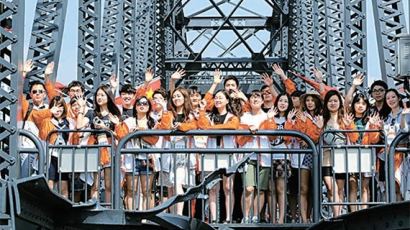 두만강 다리 위에 선 23명의 청춘 “통일교과서 속으로 들어간 느낌”