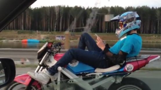 [영상] 누워서 오토바이 타는 간 큰 남성, 핸드폰 확인하는 여유까지…