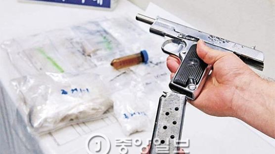 [사진] 권총에 마약까지 반입한 일본 야쿠자