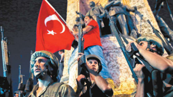 터키 2030 세대가 바라본 쿠데타 정국…"오보로 여길만큼 허술하고 엉성했던 쿠데타"