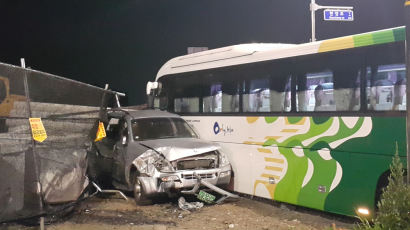 제주서 수학여행 버스가 화단 돌진…학생 13명 부상