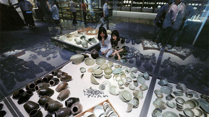 중국동전·꽃병·고려청자…700년 전 신안보물선 만나다