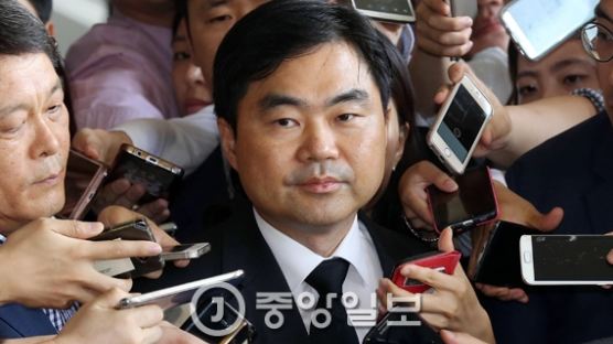 '100억대 주식대박 의혹' 진경준-김정주 뇌물 주고 받았다… 함께 재판에 넘겨져