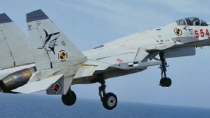 중국 전투기 젠-15 항모 착륙 훈련 중 추락