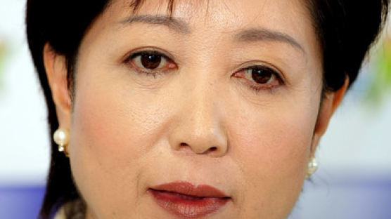일본 최초 여성 도쿄도 지사 당선…69년 만에 유리천장 깨져