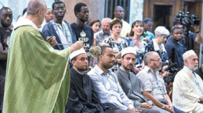 IS는 십자가 파괴 명령…유럽 무슬림은 미사 참석