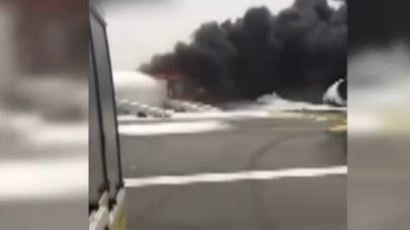 두바이 공항서 여객기 동체 착륙…화염에 휩싸이며 폭발