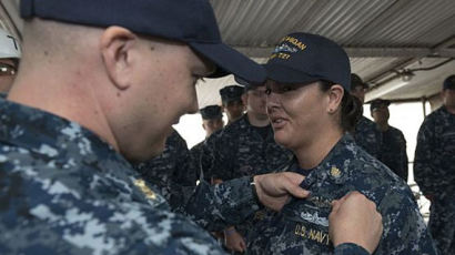 [사진] 미 해군 잠수함에 첫 여성 수병
