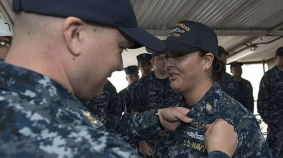 [사진] 미 해군 잠수함에 첫 여성 수병