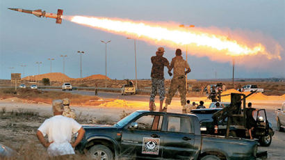 [사진] 리비아, IS에 로켓포 발사