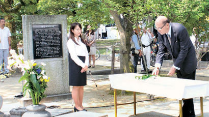 [사진] 미국 총영사, 히로시마 한인 위령비 방문