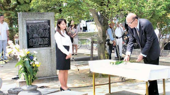 [사진] 미국 총영사, 히로시마 한인 위령비 방문