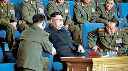 북한군 1인자 황병서, 또 무릎 꿇고 김정은에게 보고