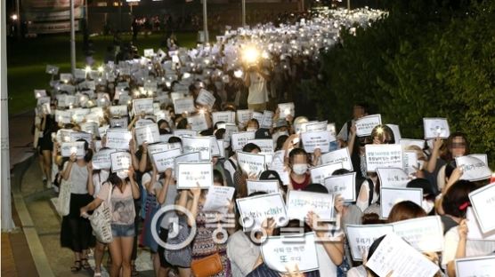 “총장 책임지고 사퇴하라”…이대 재학생·졸업생 3500여 명 시위 벌여