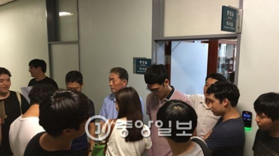 외대 총학, 총장실 점거…“박철 전 총장 명예교수 임용 반대”