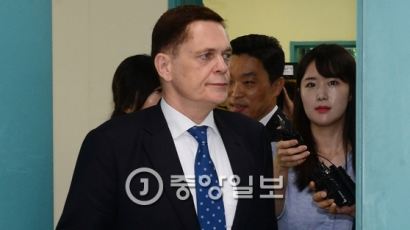 폴크스바겐 한국법인 타머 회장 검찰 출석 