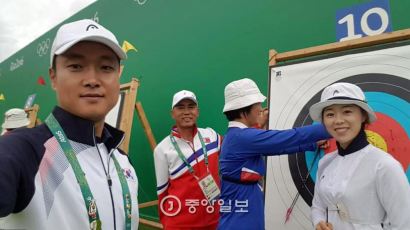[리우포토] 리우올림픽 첫 남북대결…北선수 "저는 못 봅니다"