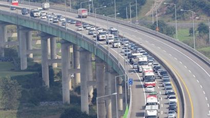 광복절 연휴 첫날, 전국 고속도로 정체 
