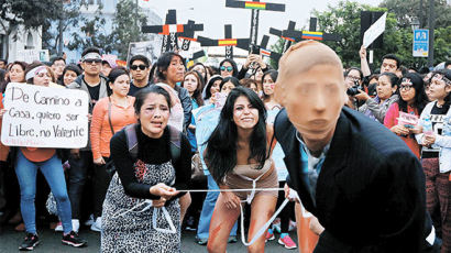 [사진] 페루 5만여 명 가정폭력 규탄 행진…대통령 부부도 참가
