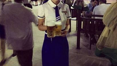 ‘대동강 맥주축제’에 나타난 북한 미녀 종업원들