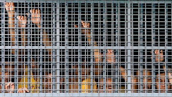 두테르테 효과, 강력 범죄 31% 급감…교도소는 마약소굴로