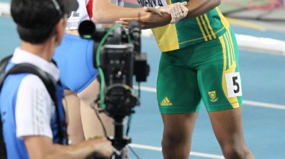 여자 육상 800m 우승후보 ‘성별논란’ 재점화…“위는 여자 아래는 남자?”