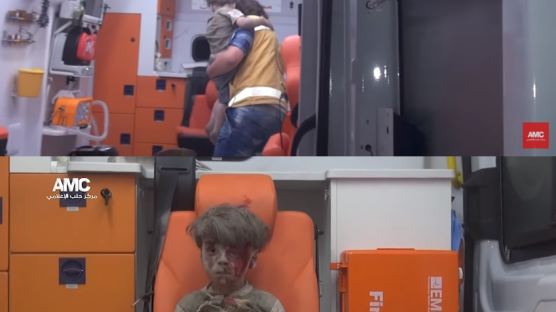 시리아 알레포 돌무더기 속에서 구출된 소년 “세계가 울었다“