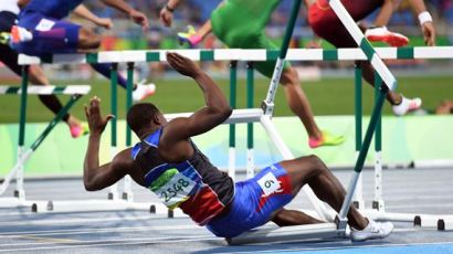 "이것이 올림픽 정신"…넘어져도 끝까지 달린 아이티 선수