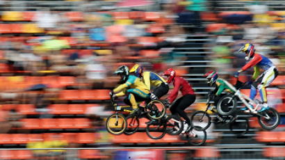 [리우포토] 영화 'ET'에 등장한 하늘로 나는 자전거? 리우 올림픽 BMX경기