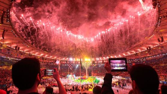 [서소문 사진관] 화려한 불꽃과 어두운 빈민촌… 리우 올림픽의 명과 암