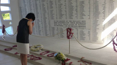 오바마 히로시마 방문에 답방? 아베 총리 부인 아키에 여사 하와이 진주만 방문 추모