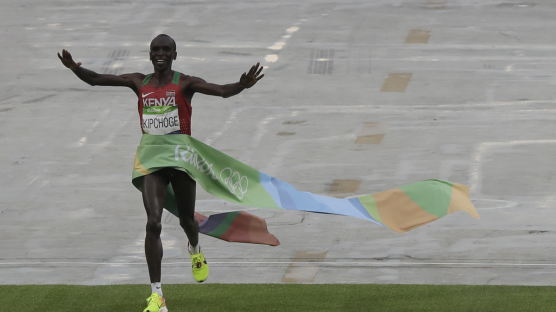 [리우포토] 리우 올림픽 마라톤, 케냐 우승. 2위 에티오피아의 'X자 세레모니'
