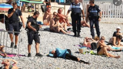 경찰이 여성 둘러싸고 "옷 벗어라"…니스 해변 부르키니 단속장면 포착
