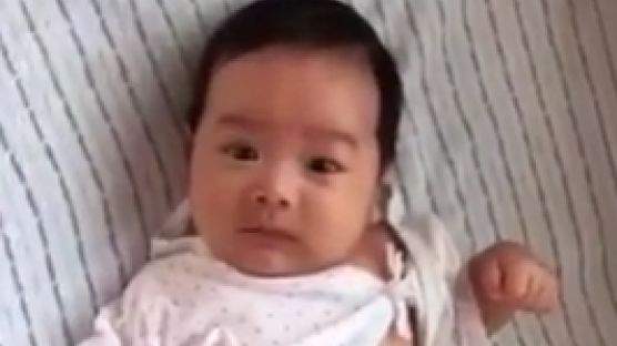 [영상] 방귀 소리에 화들짝 놀란 아기의 '깜놀 표정'