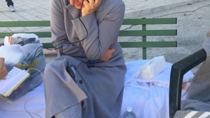 피 흘리며 살아남은 수녀님…이탈리아 지진 참사 상징된 30대 수녀