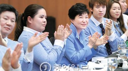 [사진] 박 대통령 “여러분은 희망·용기의 상징”
