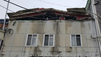 내부 수리하던 건물 지붕 무너져…3명 매몰