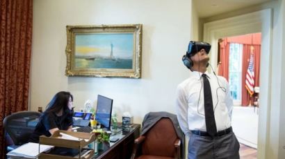 VR에 빠진 오바마 대통령…저커버그 “같이 무중력 탁구합시다”
