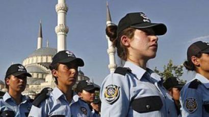 터키, 여성 경찰에 히잡 허용