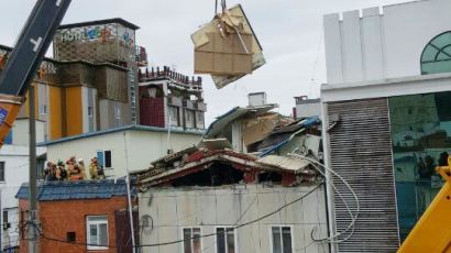 [사진] 진주서 리모델링 중 지붕 무너져 3명 매몰