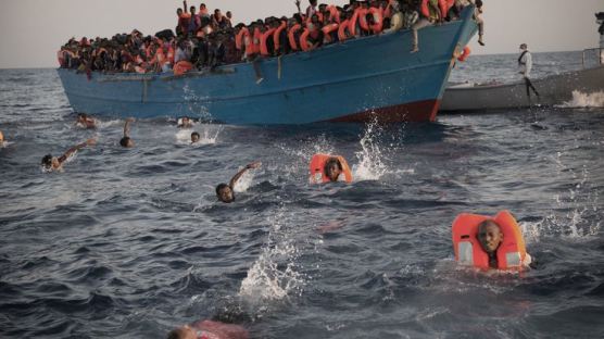 목숨 걸고 리비아 바다에서 헤엄치는 난민들
