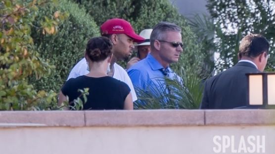 악동 가수 크리스 브라운, 총기로 여성 위협했다가 체포