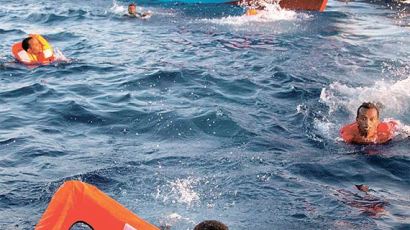 [사진] 바다 뛰어든 난민들 ‘더 빨리 이탈리아 땅으로’
