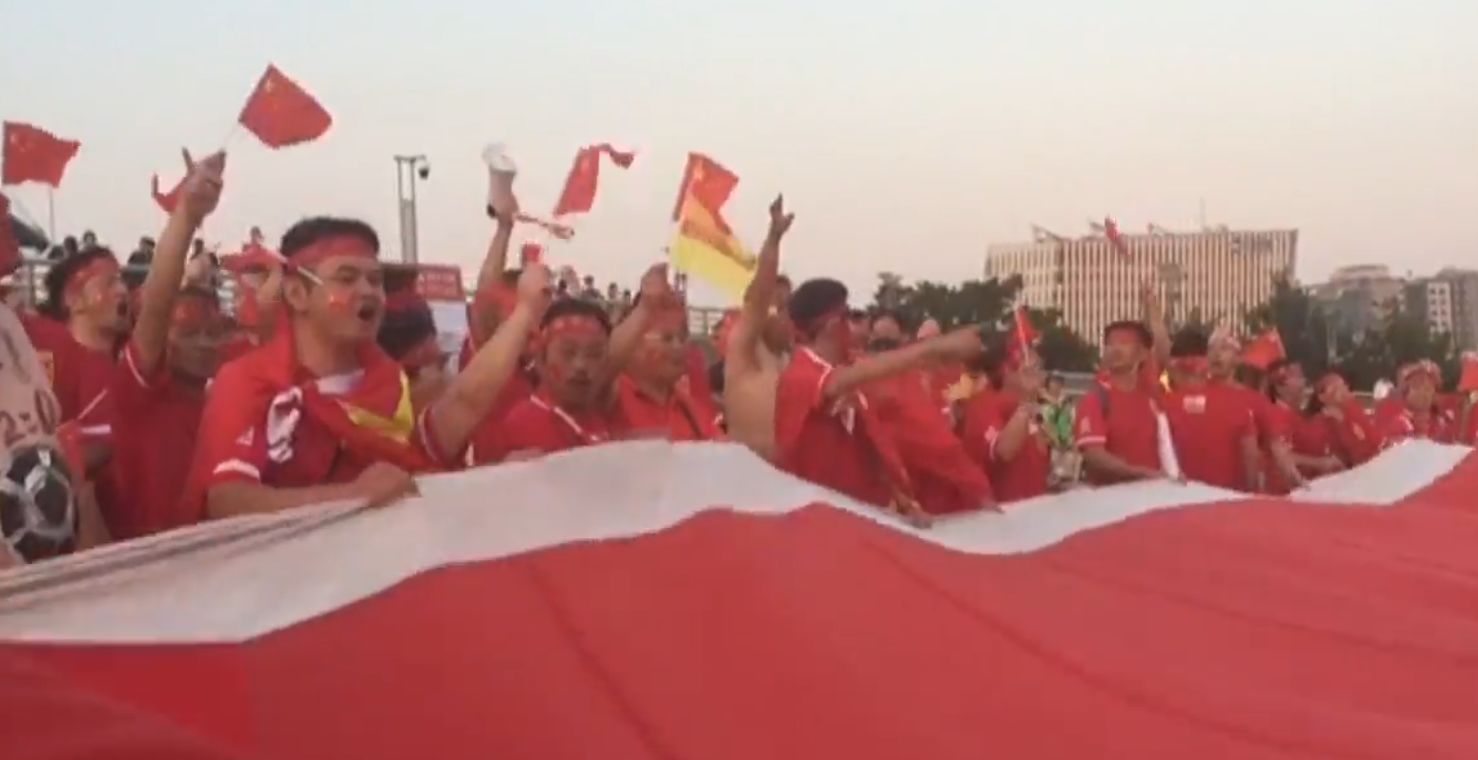 지금 서울월드컵경기장은 붉은 중국 응원단들로 가득